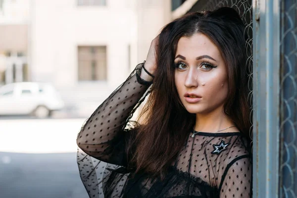 Genç ve güzel kadın moda şık portresi duygusal portresi. Şehir portre. üzgün kız. yıldızlar ve gezegenler bir elbise ile siyah bir elbise esmer. beklenti. rüyalar