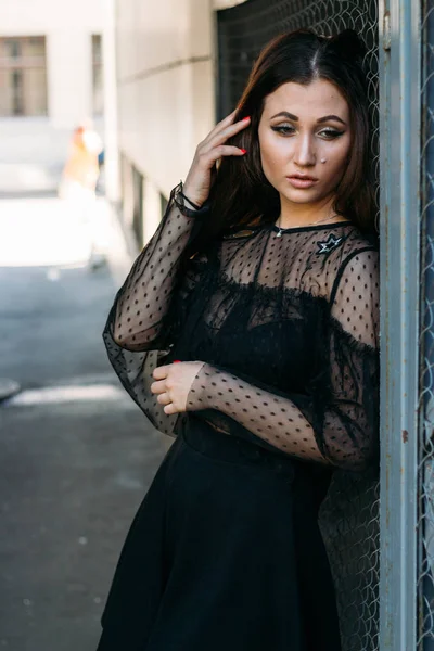 Genç ve güzel kadın moda şık portresi duygusal portresi. Şehir portre. üzgün kız. yıldızlar ve gezegenler bir elbise ile siyah bir elbise esmer. beklenti. rüyalar