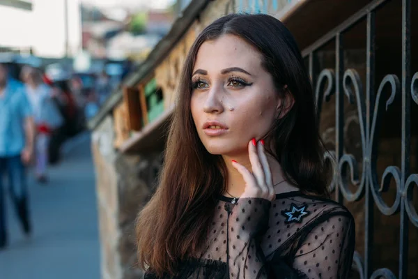 Genç ve güzel kadın moda şık portresi duygusal portresi. Şehir portre. üzgün kız. yıldızlar ve gezegenler bir elbise ile siyah bir elbise esmer. beklenti. rüyalar