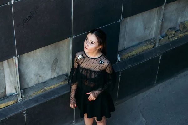 kız gökyüzüne baktı. Genç ve güzel kadın moda şık portresi duygusal portresi. Şehir portre. üzgün kız. yıldızlar ve gezegenler bir elbise ile siyah bir elbise esmer. beklenti. rüyalar