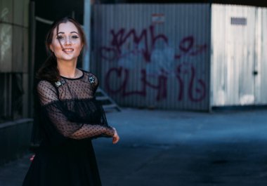 Genç ve güzel kadın moda şık portresi duygusal portresi. Şehir portre. üzgün kız. yıldızlar ve gezegenler bir elbise ile siyah bir elbise esmer. beklenti. rüyalar. güzel esmer etrafında şehirde fırtınası. mutlu ve neşeli. siyah d