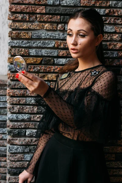 Retrato Una Chica Joven Hermosa Morena Vestido Negro Está Pie — Foto de Stock