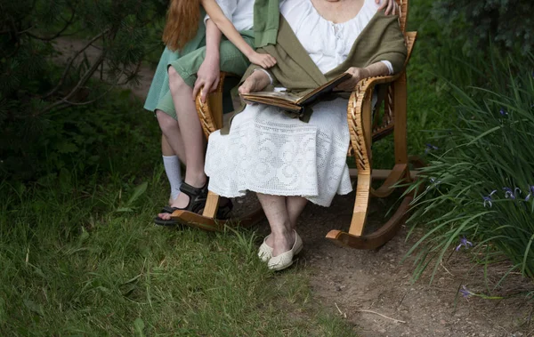 Avó Com Seus Netos Sentados Uma Cadeira Balanço Jardim Assistindo — Fotografia de Stock