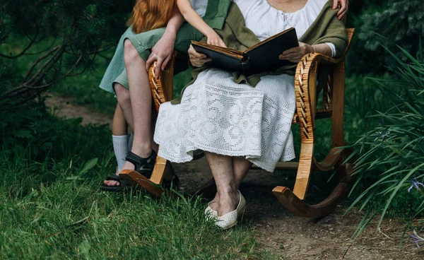 Γιαγιά Εγγόνια Της Κάθεται Μια Κουνιστή Πολυθρόνα Στον Κήπο Και — Φωτογραφία Αρχείου