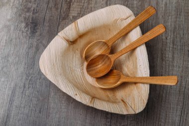 ağaç tahta kaşıklar ahşap bir masa üzerinde bir ahşap plaka yalan