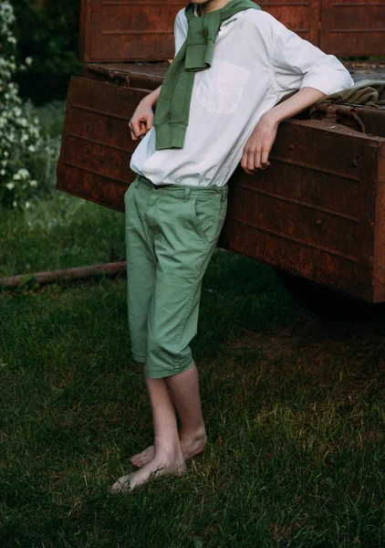 Ένα Αγόρι Ένα Λευκό Πουκάμισο Και Πράσινο Παντελόνι Ένα Πράσινο — Φωτογραφία Αρχείου