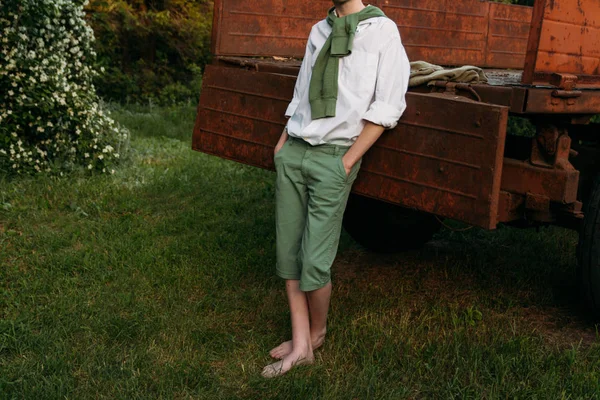 Een Jongen Een Wit Overhemd Een Groene Broek Een Groene — Stockfoto