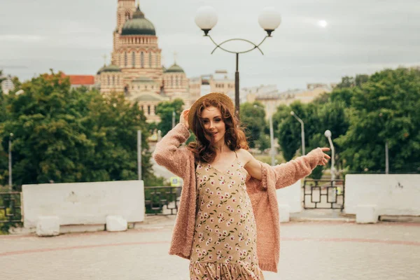 Una Chica Romántica Ciudad Con Vestido Suéter Colores Cálidos Cabello —  Fotos de Stock