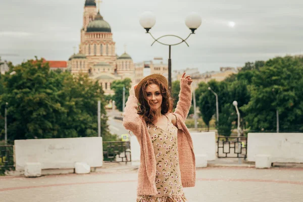 Una Chica Romántica Ciudad Con Vestido Suéter Colores Cálidos Cabello —  Fotos de Stock