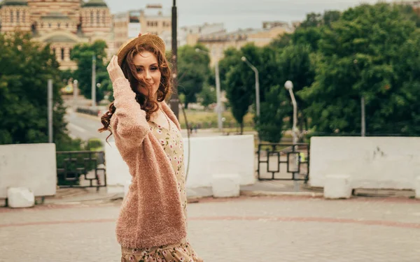 Una Chica Romántica Ciudad Con Vestido Suéter Colores Cálidos Cabello —  Fotos de Stock