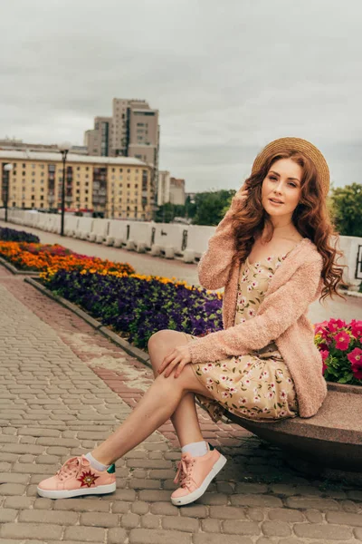 Una Bella Ragazza Con Cappello Tiene Capelli Lontani Dal Vento — Foto Stock