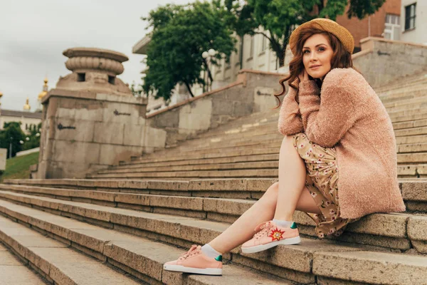 Una Hermosa Chica Con Sombrero Mantiene Pelo Alejado Del Viento —  Fotos de Stock