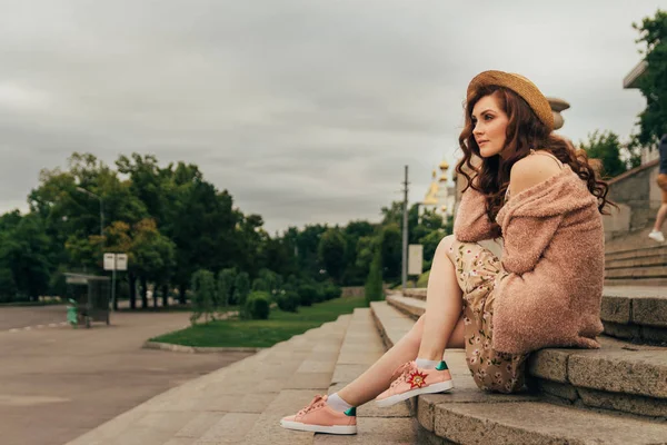 Una Hermosa Chica Con Sombrero Mantiene Pelo Alejado Del Viento —  Fotos de Stock