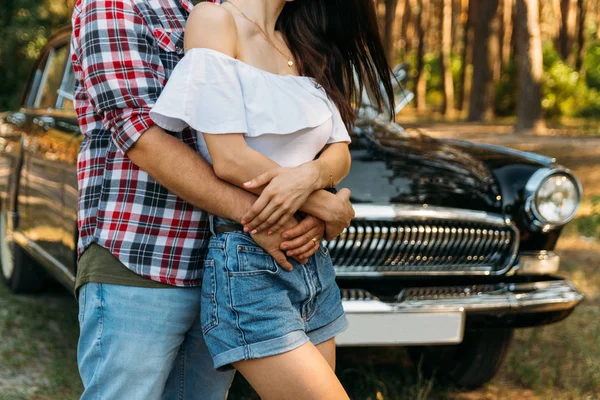 Amor Carinho Entre Jovem Casal Parque Tipo Num Avião Xadrez — Fotografia de Stock