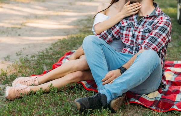 Mec Une Fille Sont Assis Sur Voile Carreaux Sur Herbe — Photo