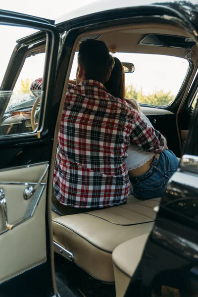 男と女が車の中で座っている 男は少女を抱いています 映画館で チェック シャツと白いブラウス Darkies — ストック写真