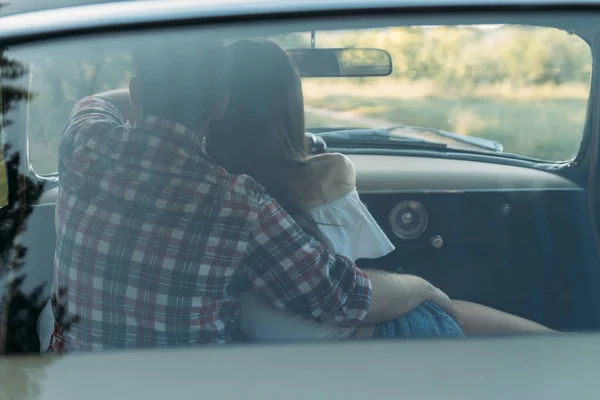Pár Férfi Kocsiban Srác Lány Átölelte Együtt Utazik Ellenőrizze Fehér — Stock Fotó