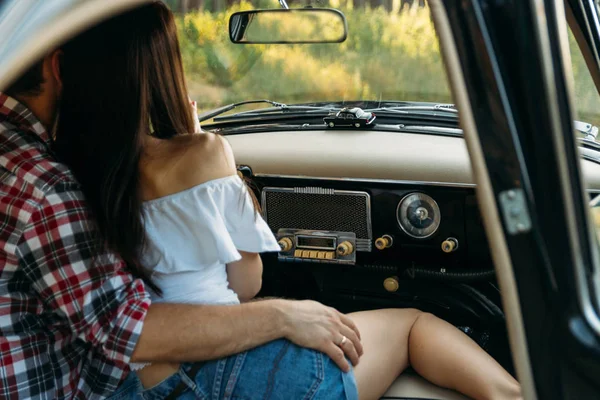 Paar Mann Und Frau Sitzen Auto Der Kerl Umarmt Das — Stockfoto