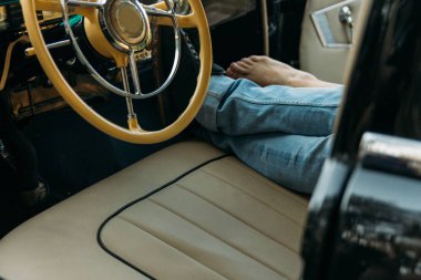 bir erkek ve bir kadın araba dümen yakınındaki bacaklar. car.view kapıdan koltuklarda insanlar yalan