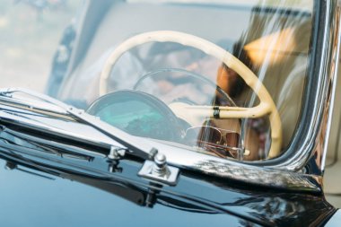 Arabanın içinde yalan ve elele, öpüşme car.people tarih. Arabada pencereden bak. Wheel.on tarpede yalan glasses.summer zaman direksiyon beyaz siyah otomatik cam üzerinden görüntülemek