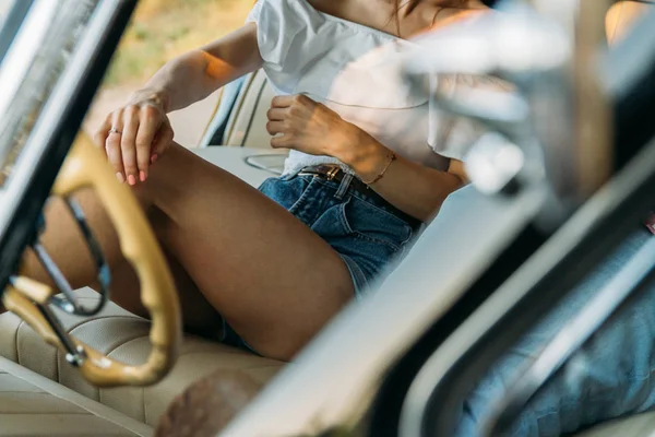 Persone Che Giacciono Macchina Tengono Mano Guardare Attraverso Finestra Car — Foto Stock