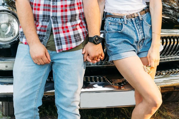 Busto Una Coppia Che Appoggia Alla Macchina Tiene Mano Estate — Foto Stock