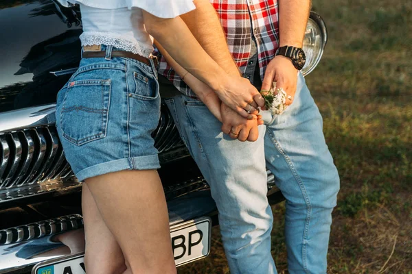 Tronco Homem Uma Mulher Mãos Dadas Com Uma Flor Relógio — Fotografia de Stock