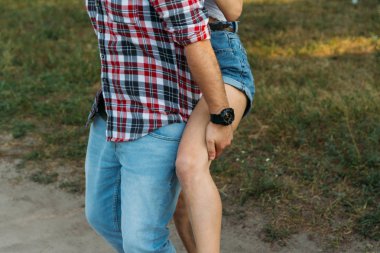 adamın back.he üzerinde atladı kız onu legs.check gömlek ve jeans.on onun kolu siyah bir saat tutar