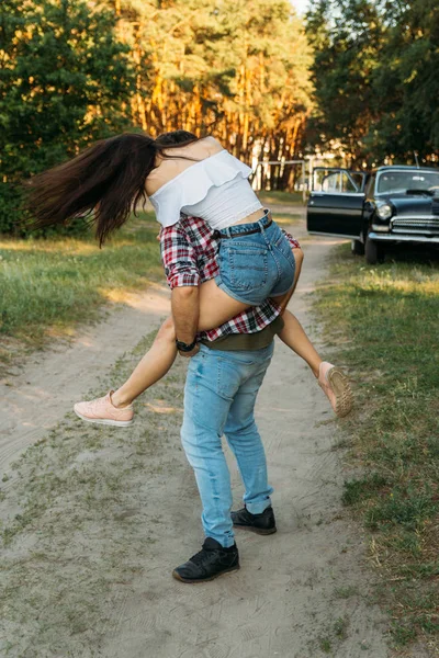 Das Mädchen Sprang Dem Kerl Auf Den Rücken Hält Ihre — Stockfoto