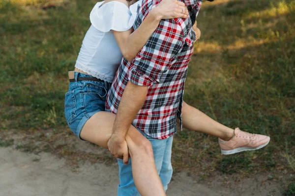 Ragazza Saltò Sulla Schiena Del Ragazzo Tiene Gambe Camicia Quadri — Foto Stock