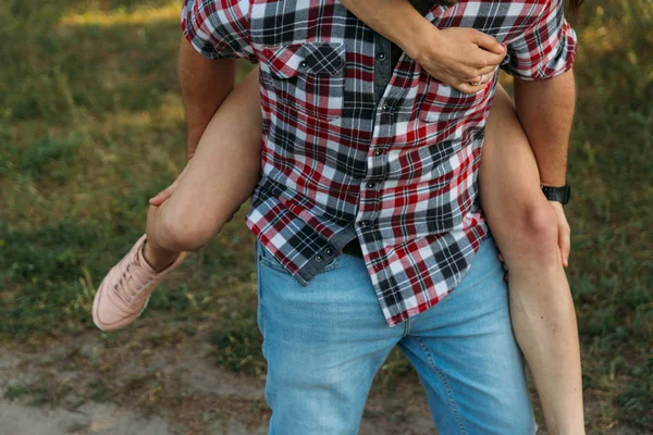 Dziewczyna Skoczył Faceta Back Posiada Legs Check Koszulkę Dżinsy — Zdjęcie stockowe