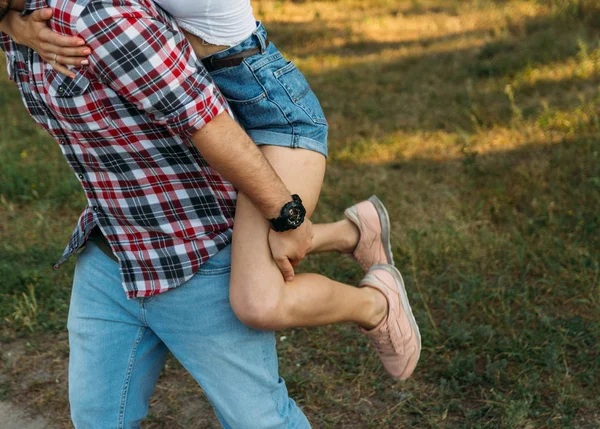 Adamın Back Üzerinde Atladı Kız Onu Legs Check Gömlek Jeans — Stok fotoğraf
