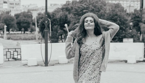 Una Hermosa Chica Con Sombrero Mantiene Pelo Alejado Del Viento —  Fotos de Stock