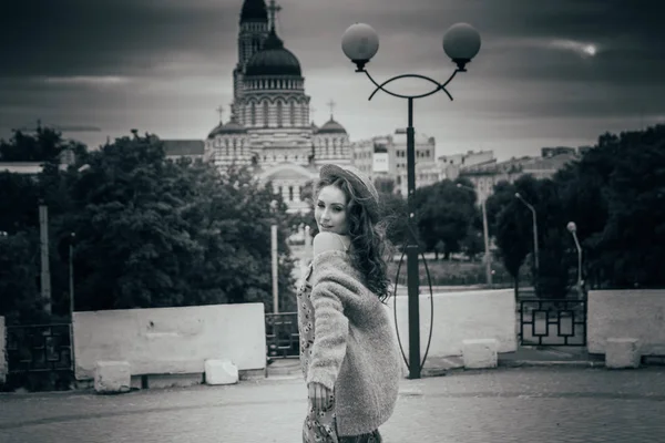 여자는 바람에서 머리를 합니다 스크랩에 도시의 주위에 여자의 초상화입니다 베이지색 — 스톡 사진
