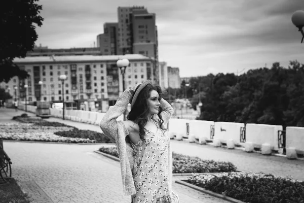 Beautiful Girl Hat Keeps Hair Wind Sits Scraps Walk City — Stock Photo, Image