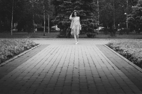 Una Bella Ragazza Con Cappello Tiene Capelli Lontani Dal Vento — Foto Stock