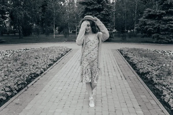 Vacker Flicka Hatt Håller Håret Från Vinden Sitter Skrotar Promenad — Stockfoto