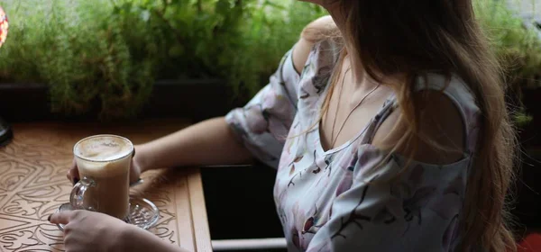 Una Taza Vidrio Con Café Está Sobre Mesa Una Niña —  Fotos de Stock