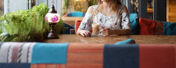 Самотня Дівчина Сидить Сама Столом Кафе Тримає Склянку Прозорої Чашки — стокове фото