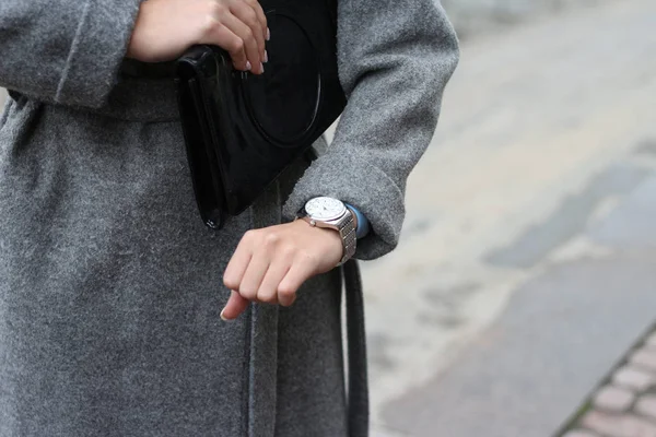 Una Joven Hembra Con Abrigo Gris Mira Reloj Pulsera Comprueba — Foto de Stock