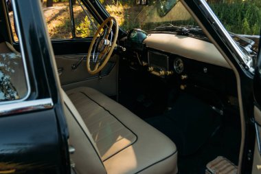 makine siyah, bej deri, summer.driver'ın koltuk, beyaz direksiyon retro car.stage koltuğunda içinde. geçmişe bir yolculuk için hazır olmak için. yolcu açık kapı görüntülemek