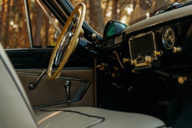 makine siyah, bej deri, retro car.stage summer.driver'ın koltukta, yolcu seat.white direksiyon simidi, bir gezi için hazır gelen wheel.view geçmiş direksiyon beyaz koltuk içinde