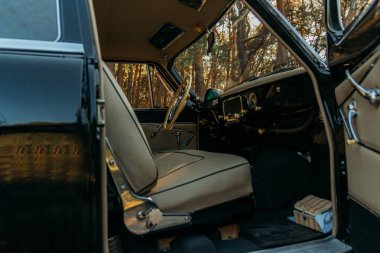 makine siyah, bej deri, summer.driver'ın koltuk, beyaz direksiyon retro car.stage koltuğunda içinde. yolcu koltuğu görüntüleyin. Beyaz direksiyon simidi, bir gezi için hazır, past.fees seyahat için. geçmişe doğru bir yolculuk. piknik durdurmak
