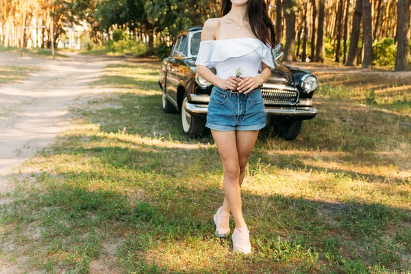 Красивая Дама Стоит Рядом Ретро Car Девушка Белой Блузке Джинсовых — стоковое фото