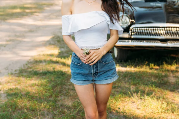 Beautiful Lady Standing Retro Car Girl White Blouse Jeans Shorts — Stock Photo, Image