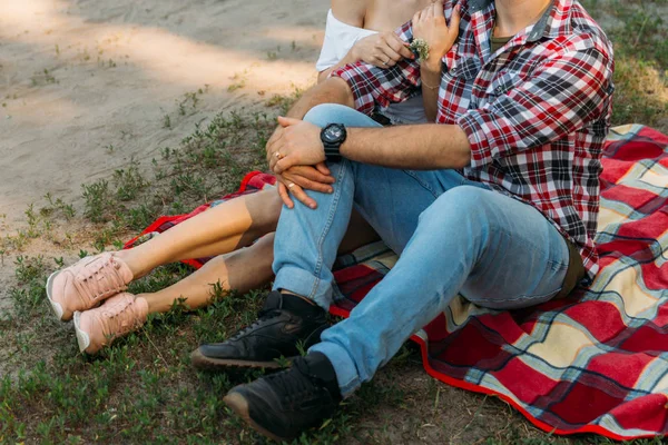 Pareja Amorosa Sienta Cuadros Rojos Bosque Embrace Pareja Kissing Brazo —  Fotos de Stock