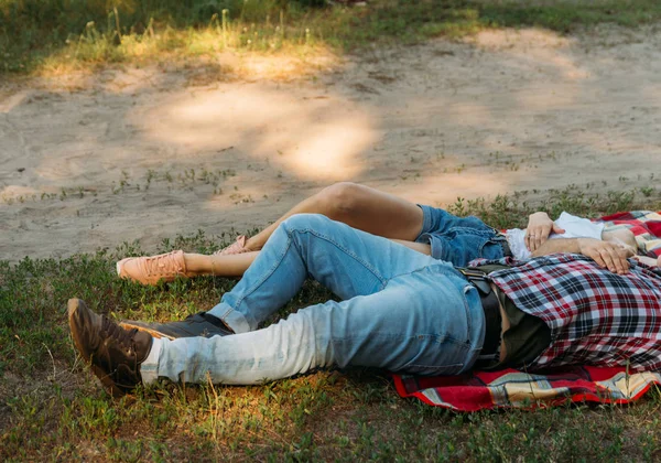 Casal Amoroso Mentira Deite Uma Planície Vermelha Floresta Embrace Casal — Fotografia de Stock