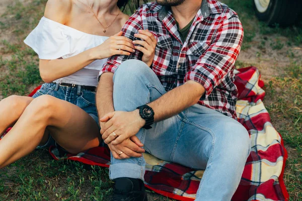 Älskande Par Sitter Röd Pläd Skogen Och Embrace Par Kissing — Stockfoto