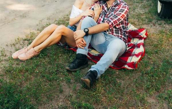 Couple Amoureux Assis Sur Plaid Rouge Dans Les Bois Embrace — Photo