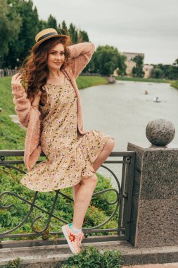 nehir, su, lake parkta, arka planı güzel kızıl saçlı girl.picture yaz. bir şapka ve gülümsüyor tutar